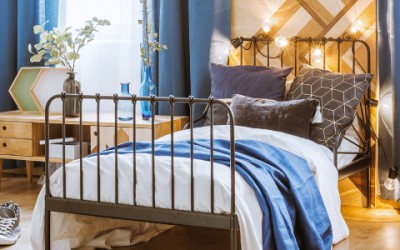 4+1 Tips για διακόσμηση υπνοδωματίου με σιδερένιο κρεβάτι | Decomall
